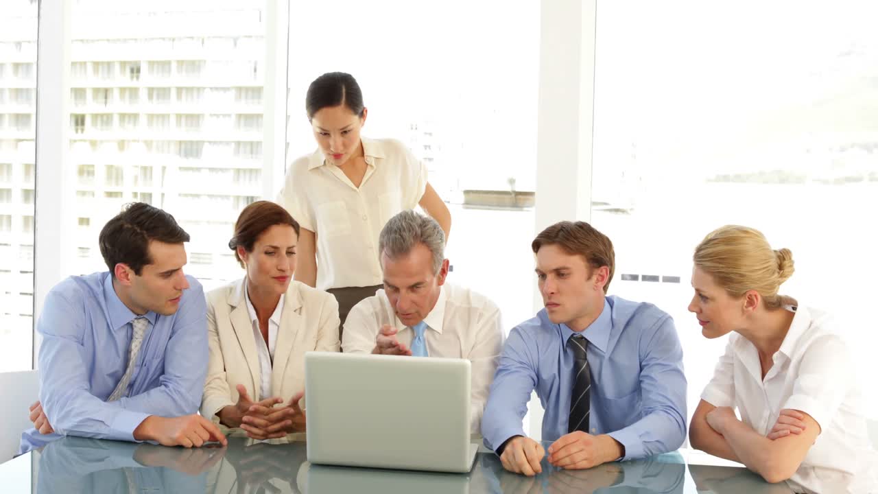 노트북 앞에서 열심히 일하는 비즈니스 팀