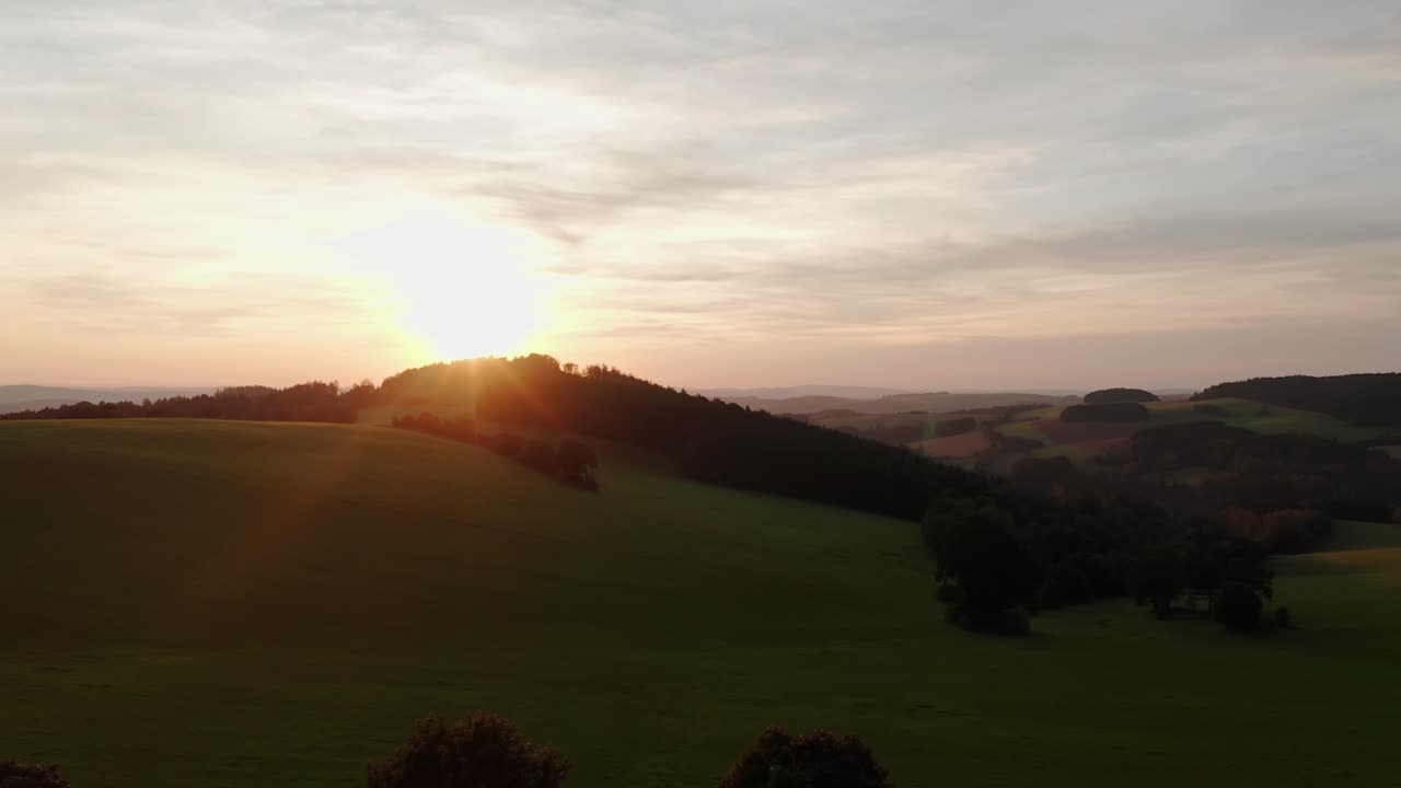 체코 시골의 언덕,  ⁇ , 초원, 숲 위에서 일몰을 찍은 사진