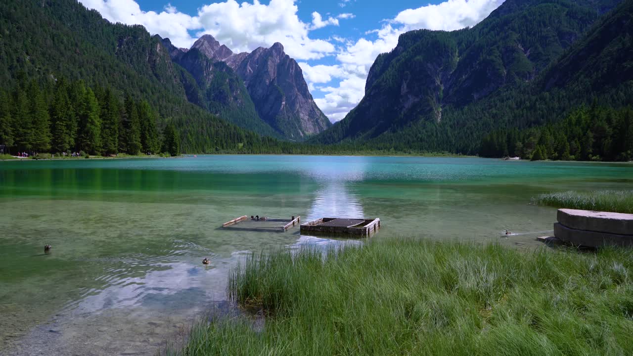 이탈리아 의 돌로미트 산맥 에 있는 도비아코 호수