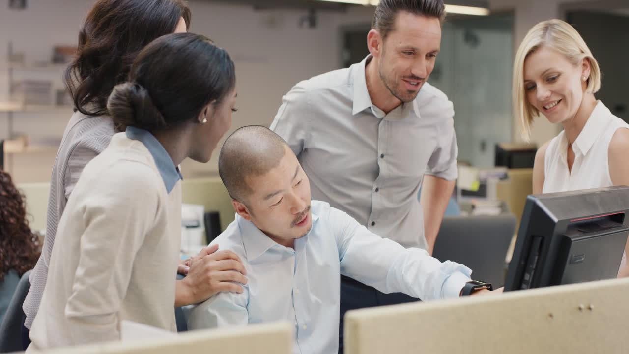 다양한 나이와 민족의 자신감 있고 매력적인 비즈니스 팀이 밝고 현대적인 오피스 빌딩에서 회의를 열고 있습니다. 그들은 비즈니스 개발에 대한 아이디어를 논의하고 있습니다.