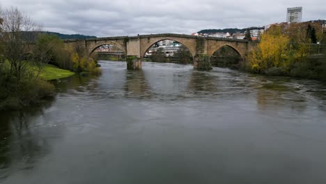 puente romano en el río miño en ourense, galicia, españa