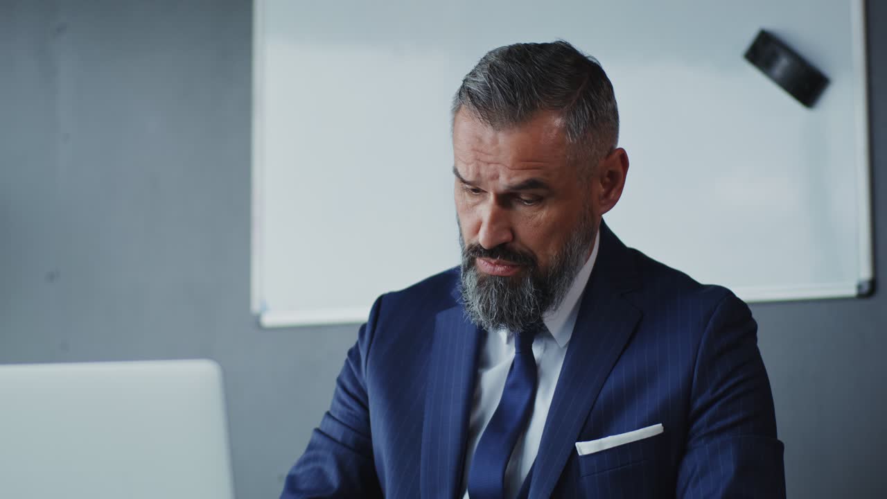 hombre de negocios en una reunión