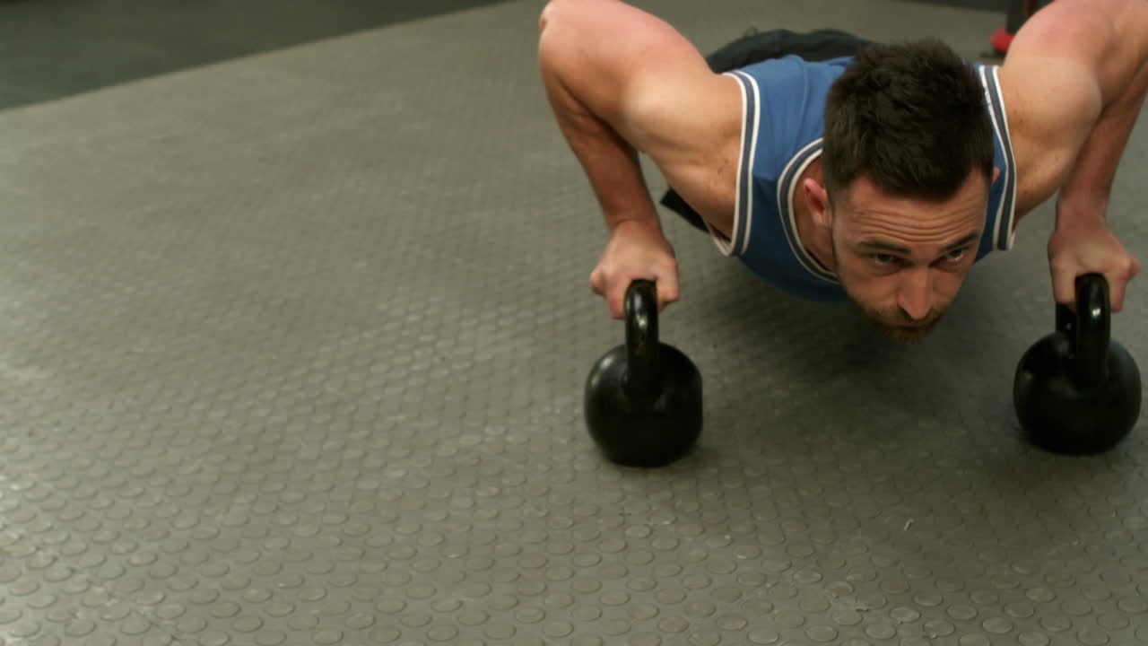 케틀벨 을 사용 하여 운동 하는 건강 한 사람