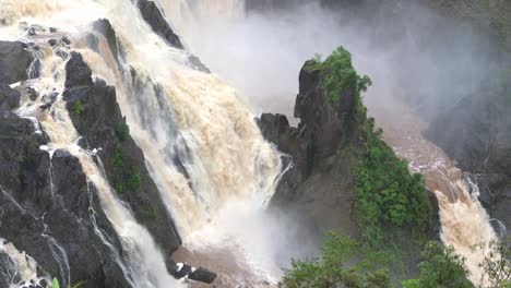 Rauschender-Riesiger-Wasserfall,-Hochwasser