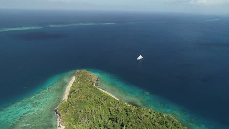 海洋和土地的空中拍摄 在<unk>加的一个岛上