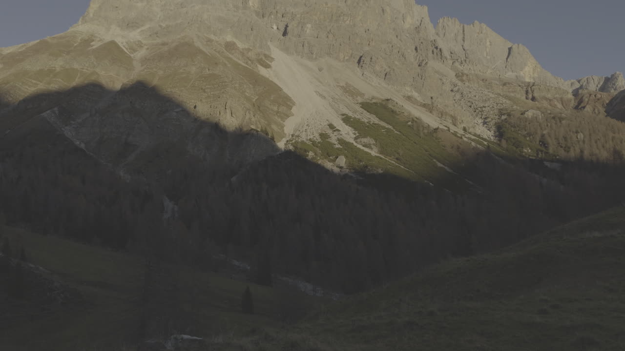 un majestuoso paisaje montañoso