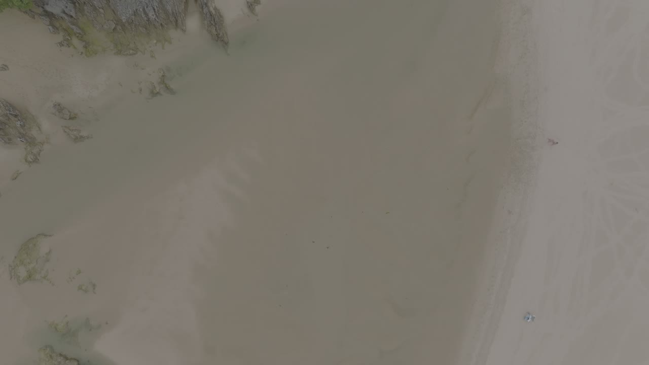 썰물 동안 비스케이만을 둘러싸고 있는 천연 바위 해안선의 공중 하향식 샷, 스페인 칸타브리아