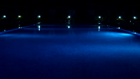 piscina en un lujoso complejo tropical por la noche