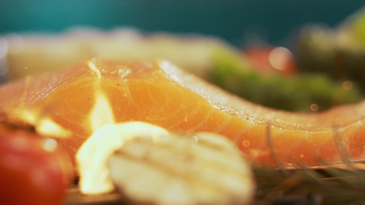 salmón en llamas en la parrilla