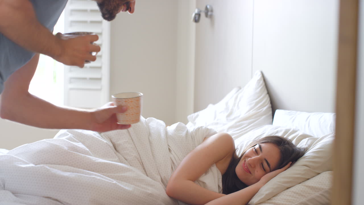 침대에서 아침 식사를 즐기는 커플