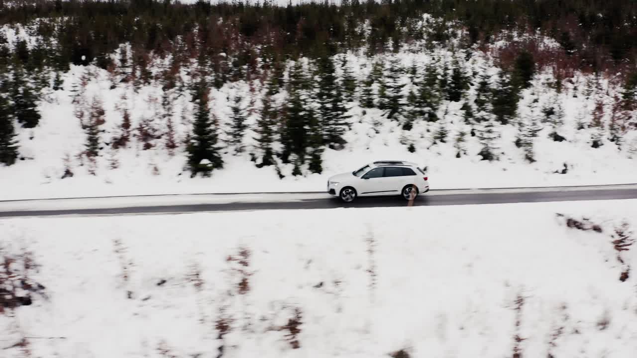 buceo en coche en la carretera nevada a lo largo del bosque cubierto de nieve durante el invierno en eslovaquia