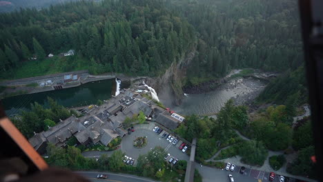 Vista-De-La-Cabina-Del-Helicóptero-De-Las-Cataratas-Y-El-Río-Snoqualmie,-Washington,-Ee.uu.