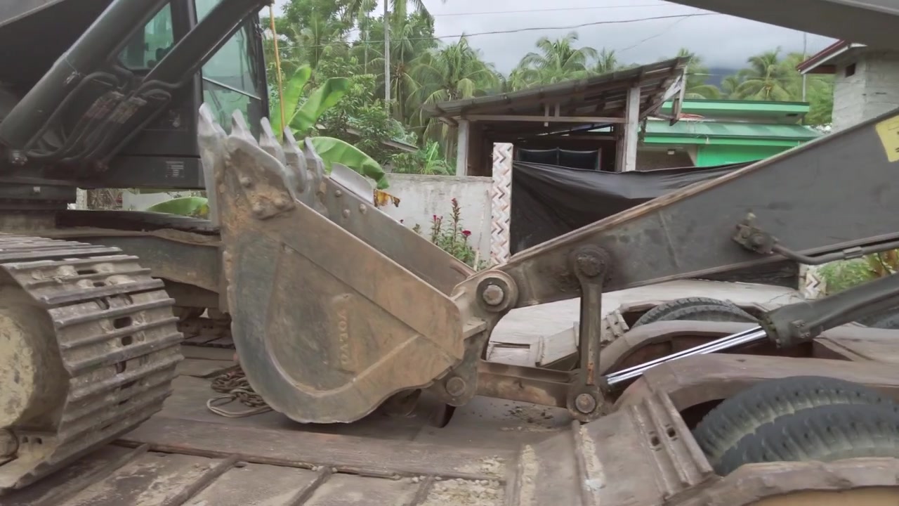 Terna trasportata su un camion pianale ribassato al prossimo cantiere. Filmato nelle Filippine
