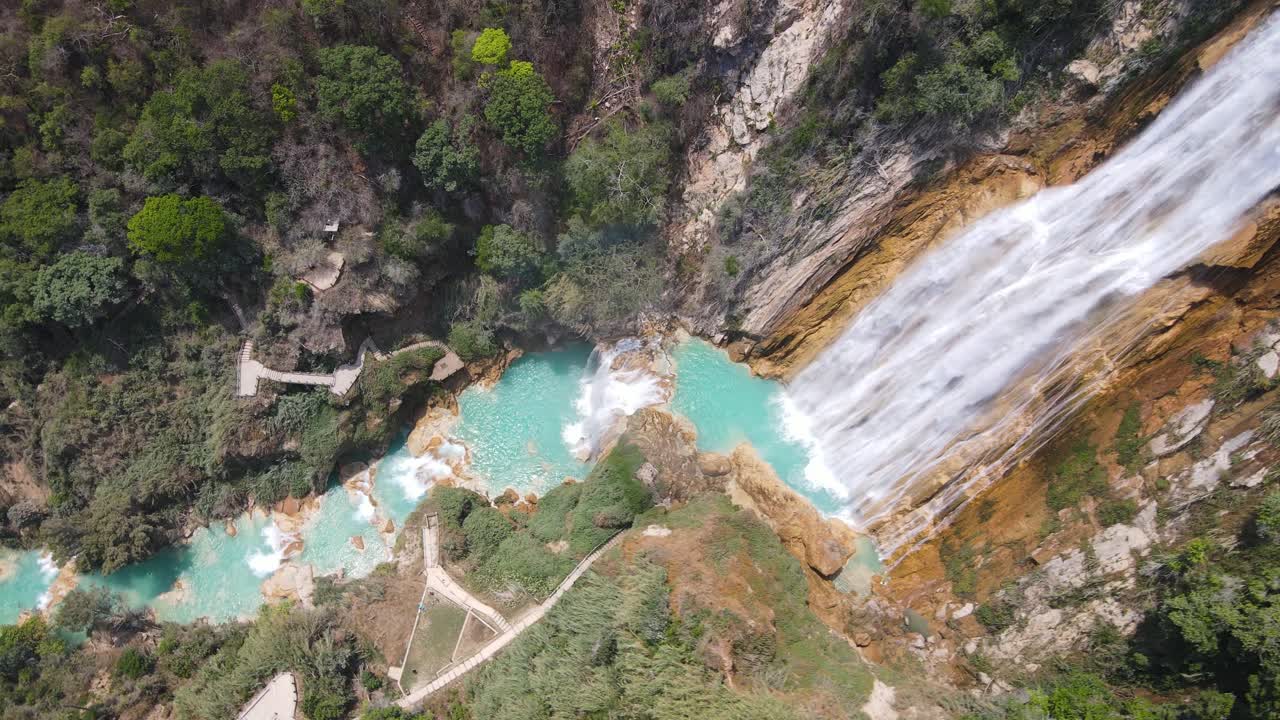 antena: cascada el chiflon montaña abajo en chiapas mexico, de arriba hacia abajo