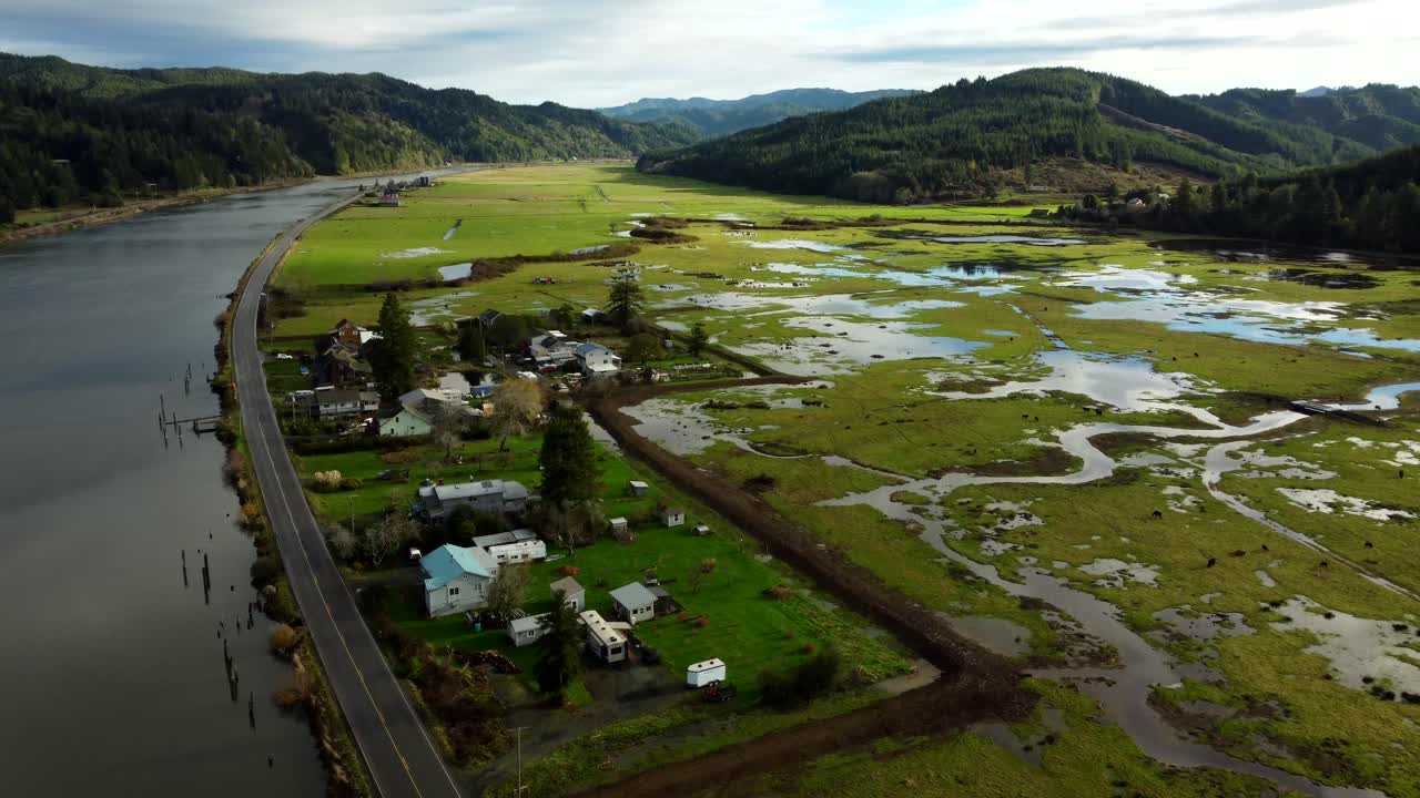 쿠스 베이 (coos bay, coos river, hwy 241, 2024-11-24) - 쿠스 강에 있는 침수된 농장의 드론 뷰.