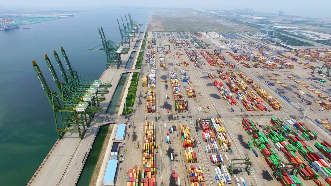 взгляд с воздуха на гавань с грузовыми контейнерами, тяньцзинь, китай.