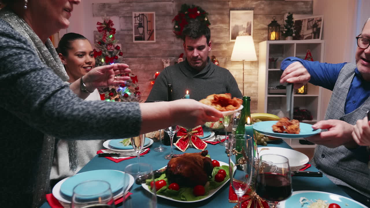 zoom fuera de la foto de la gran familia celebrando la navidad