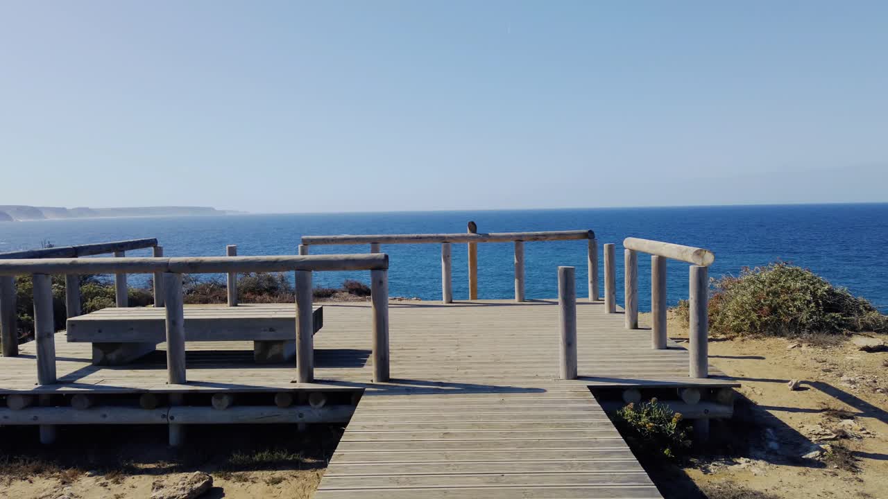 caminando por un sendero de madera hacia el océano atlántico