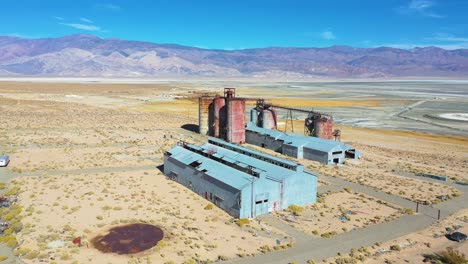 antena sobre una planta de fábrica de vidrio abandonada a lo largo de la autopista 395 en el lago owens valle de owens california 2