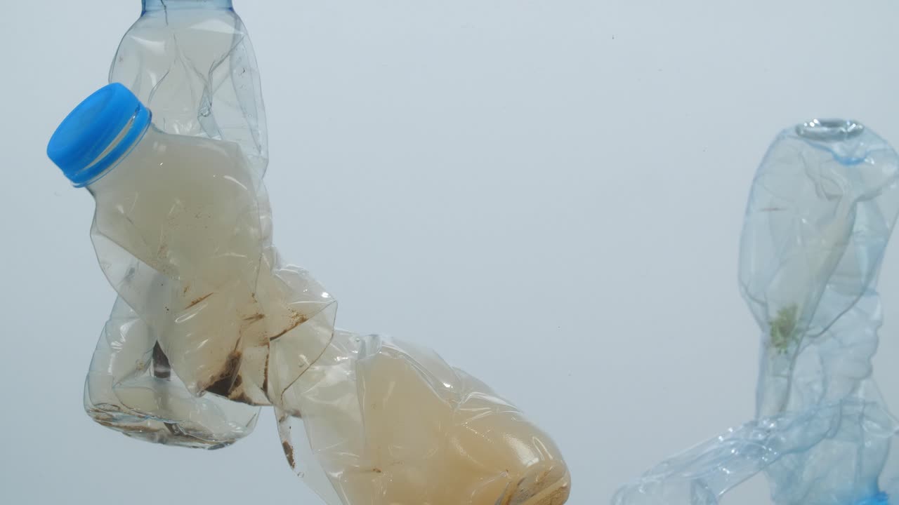 바다에서 플라스틱 오염 문제 개념의 수중 영상