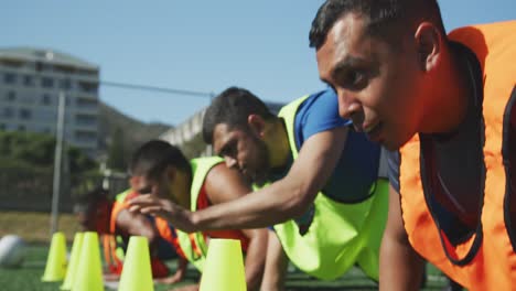 jugadores de fútbol entrenando en el campo