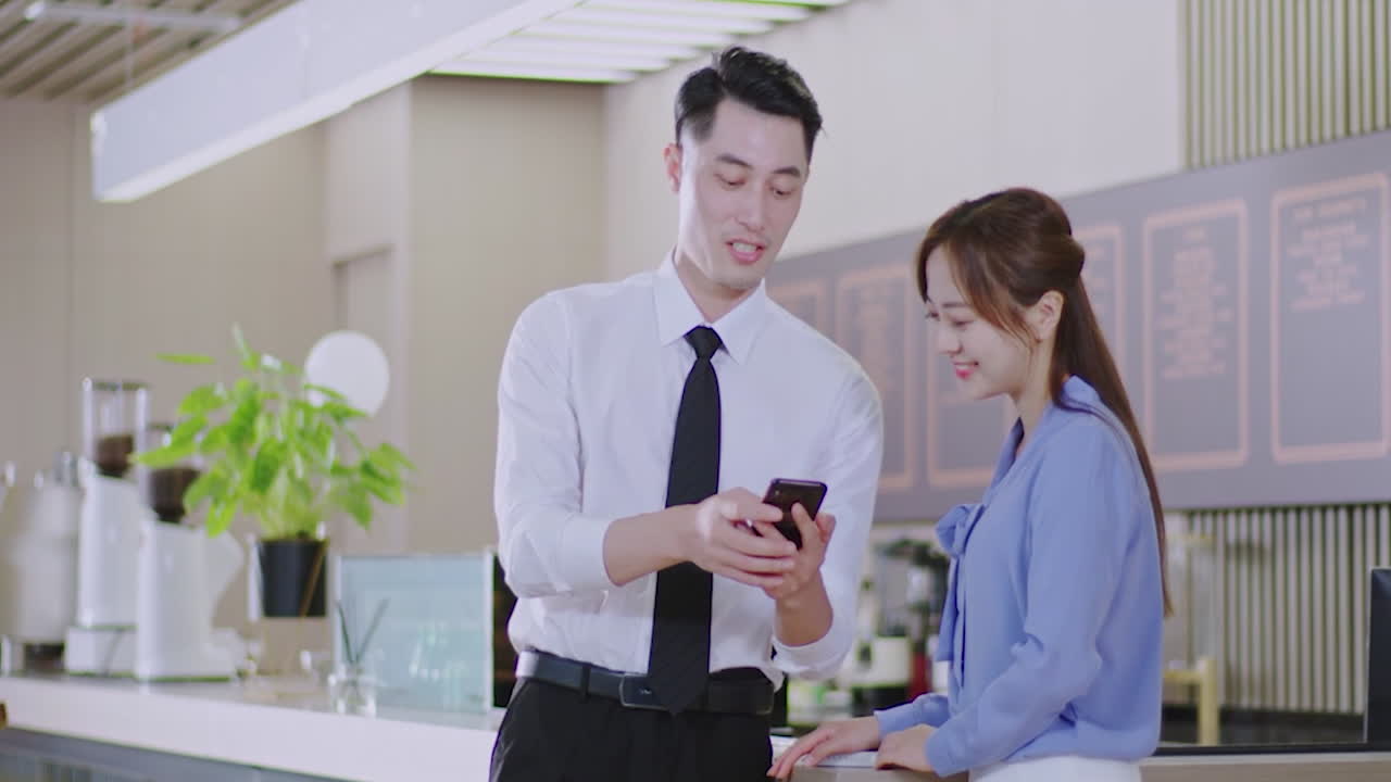 창의적인 비즈니스 파트너 팀 회의 직장에서 스마트 태블릿을 사용하여 함께 이야기하고 재미있게 뉴스 및 회사 이메일을 확인합니다.