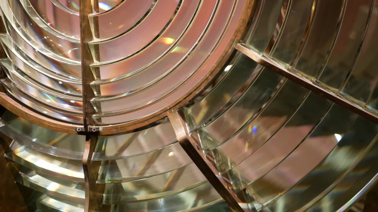 청동 구조를 가진 프레스넬 렌즈, 해양 등대 타워, 무지개 스트럼을 가진 유리 랜턴의 세부 사항, 항해 보조 장치로 사용되는 램프와 렌즈 시스템, 오래된 해상 검색 조명 등대.