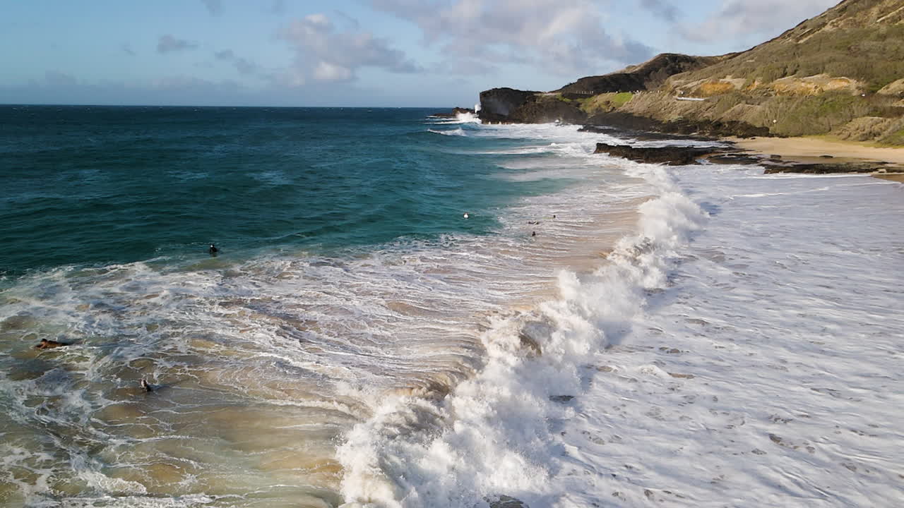 escena impresionante de la orilla en la playa de arena en un día soleado en oahu, hawai