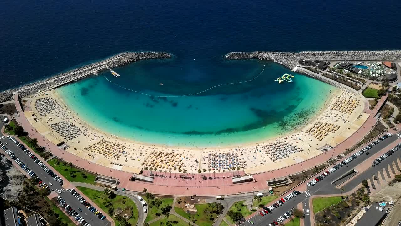 이 많은 아마도레스 해변 (playa de amadores) 과 푸른 바다를 둘러싼 비행, 그란 카나리아, 카나리아 제도, 스페인