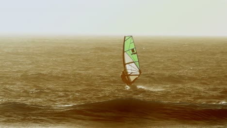 Männlicher-Surfer-Beim-Windsurfen-Am-Strand-4k