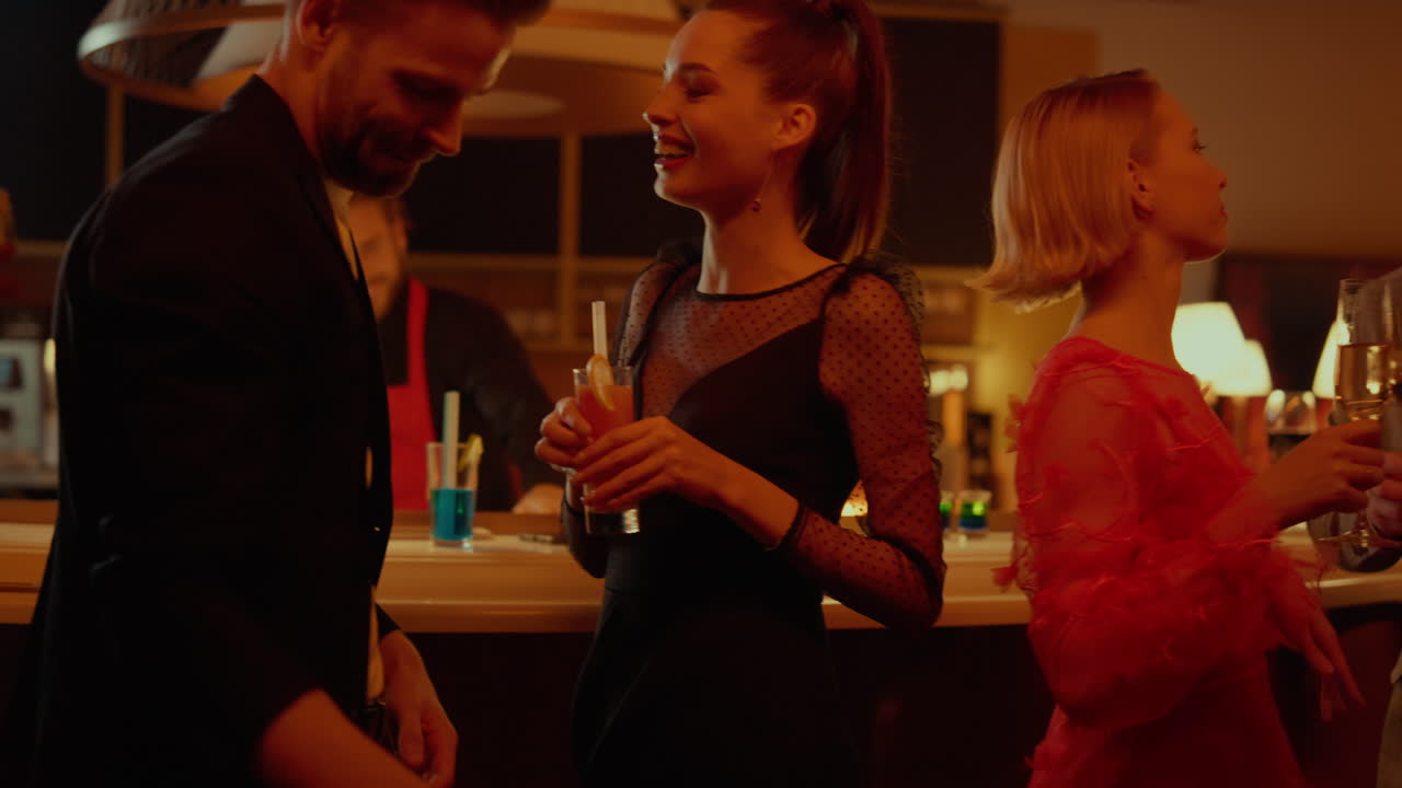 un gruppo multirazziale di persone che ballano in un nightclub. amici che festeggiano in un bar.