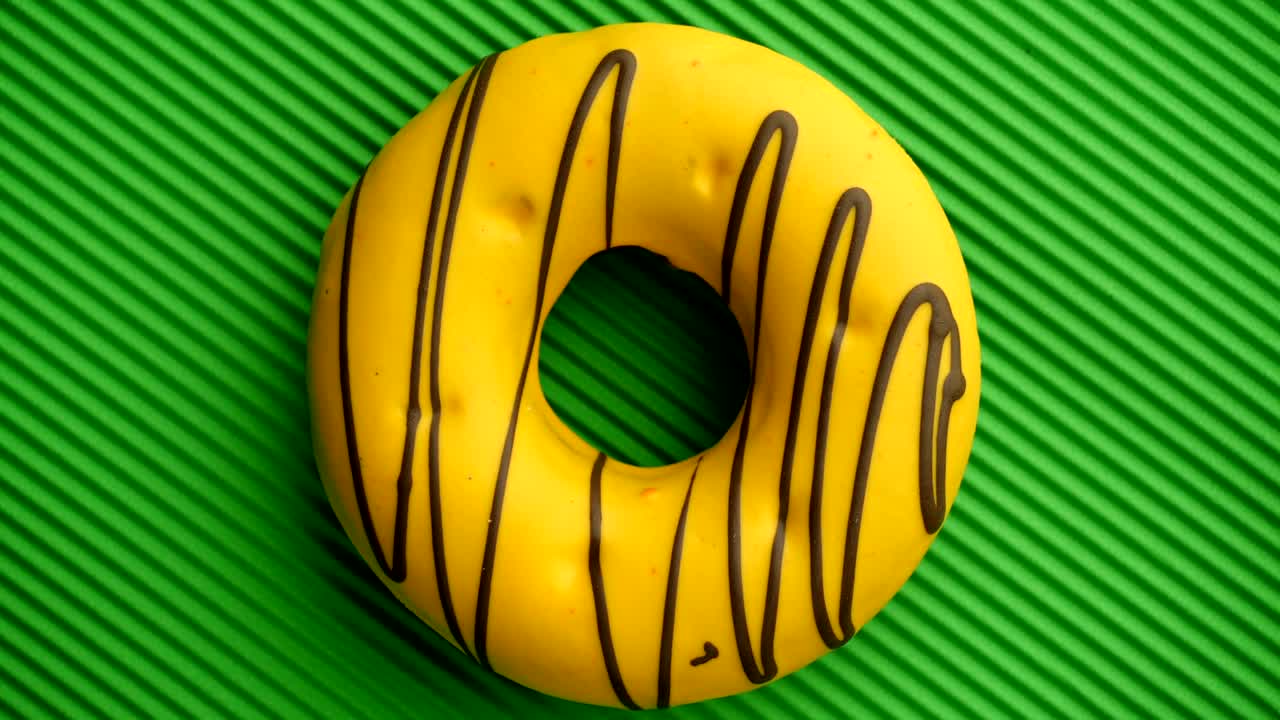 el donut glazado de primer plano.