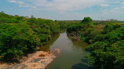 disparo de drones volando sobre un río en un paisaje rural