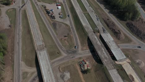 imágenes aéreas de la construcción de carreteras en letonia