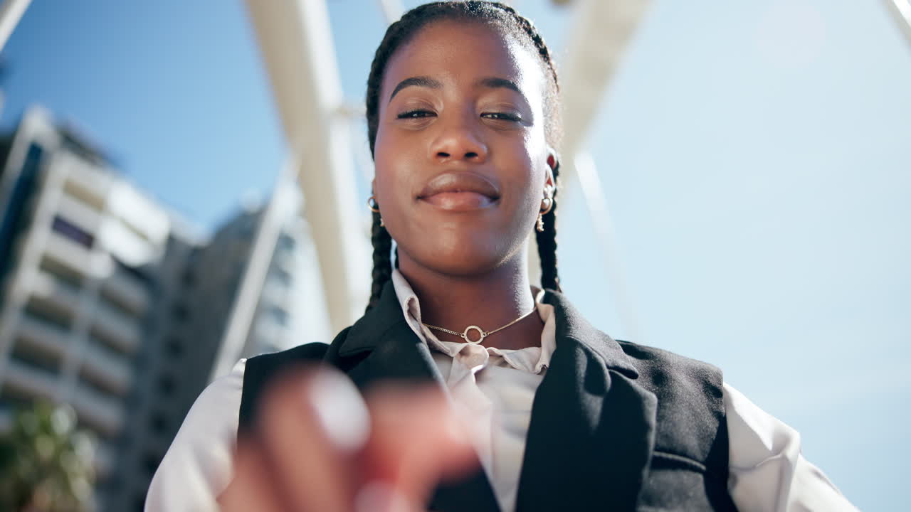 retrato de una mujer de negocios en el puente de la ciudad