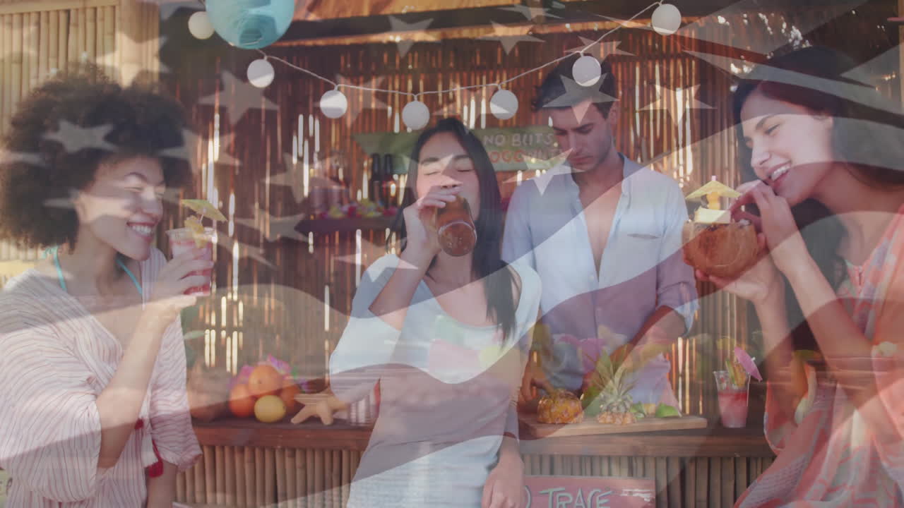 animación de bandera estadounidense sobre amigos disfrutando de bebidas en un bar tropical