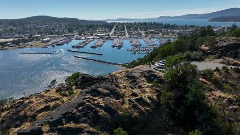 luchtfoto vliegend over het gezichtspunt van cap sante park en de jachthaven van anacortes in