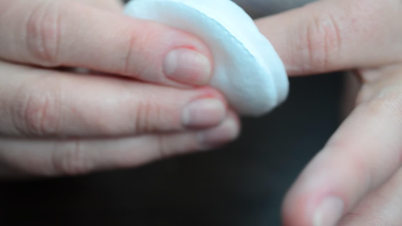 Puliamo le unghie. La donna fa la manicure