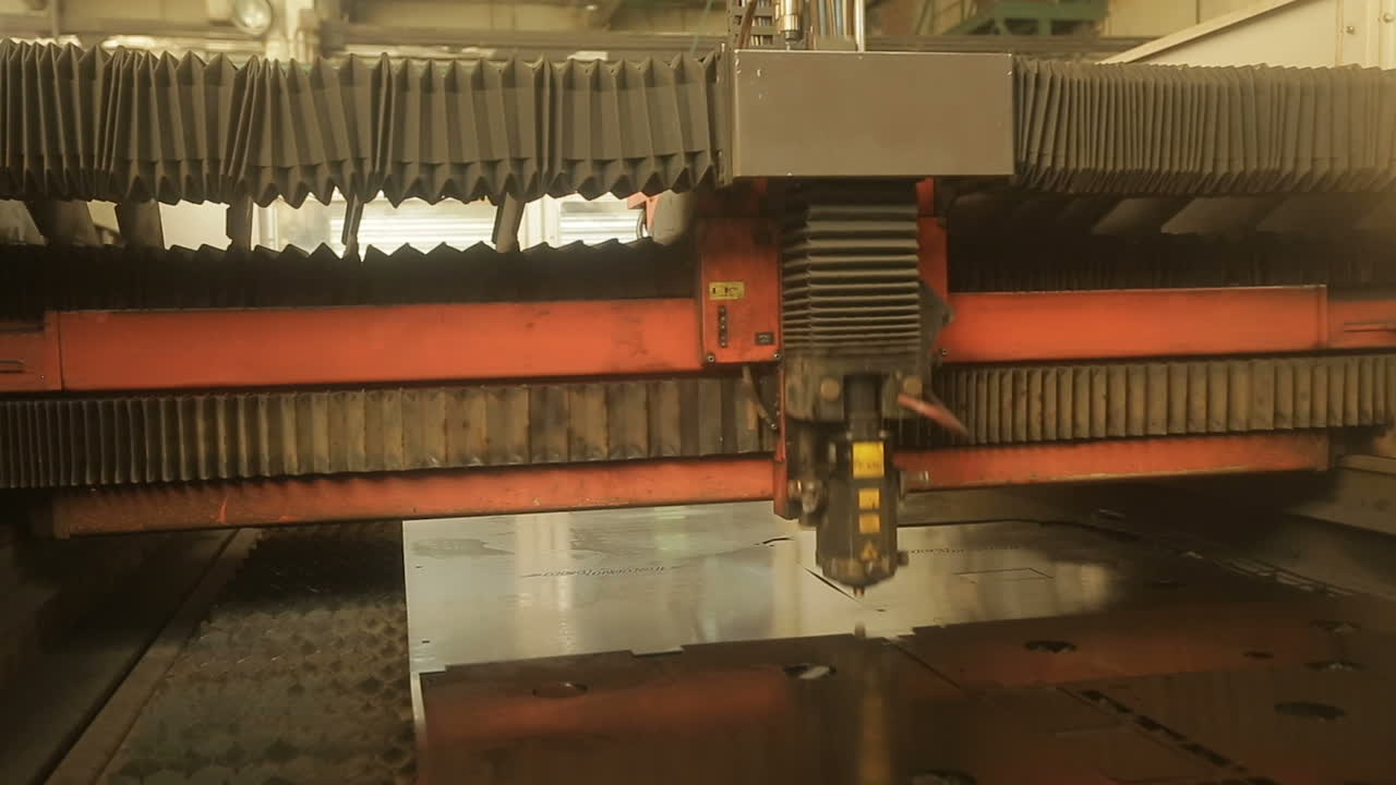Cutting metal with plasma equipment