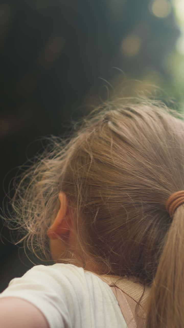 정형외과 코르을 입은 여학생이 숲을 바라보는 손가락을 가리킨다. 소녀는 부모와 함께 자연에서 흐릿한 배경에서 천천히 는 식물과 새에 대해 묻는다.