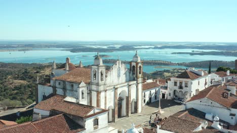 Pueblo-De-Cuento-De-Hadas-Con-Iglesia-Blanca-En-La-Fortaleza-De-Monsaraz