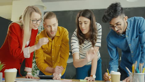 Jóvenes-Empresarios-Multiculturales-Agrupan-El-Trabajo-De-Planificación-Y-La-Lluvia-De-Ideas-Sobre-Nuevas-Ideas-Para-Proyectos-En-La-Oficina