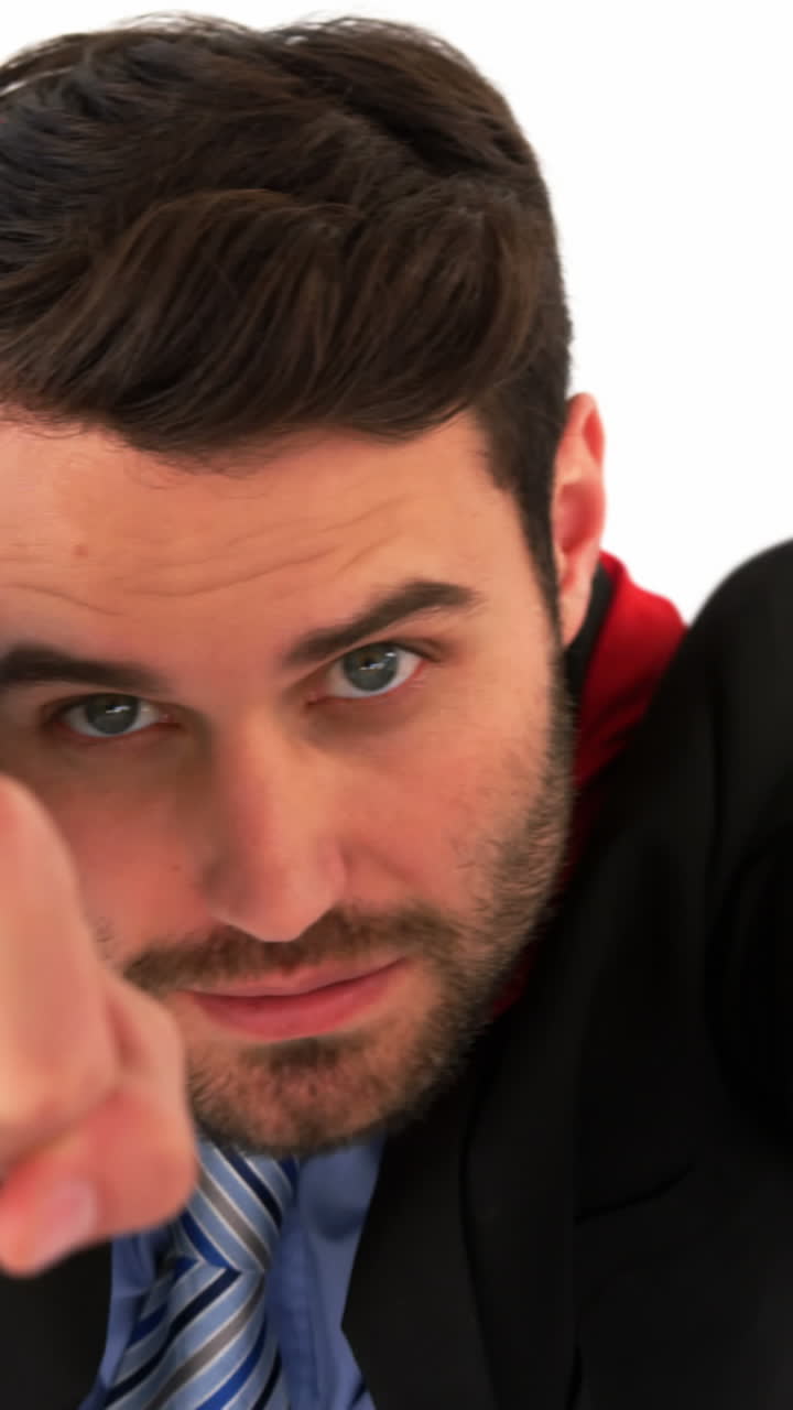 hombre de negocios fingiendo ser un superhéroe