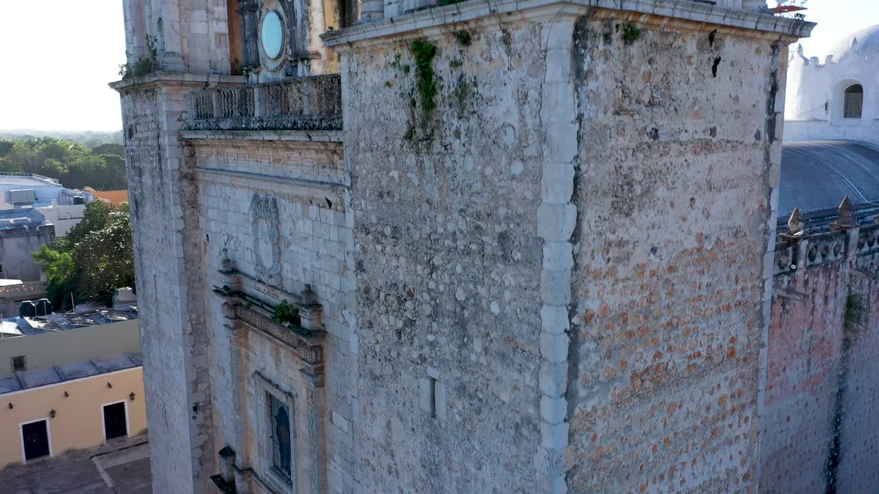 extremo primer plano de ascenso aéreo en la esquina de la catedral de san gervasio en valladolid, yucatán, méxico