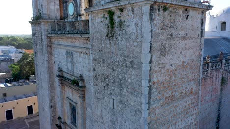 Ascenso-Aéreo-De-Primer-Plano-Extremo-En-La-Esquina-De-La-Catedral-Retroiluminada-De-San-Gervasio-En-Valladolid,-Yucatán,-México