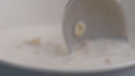 harina de avena en un tazón con una cuchara