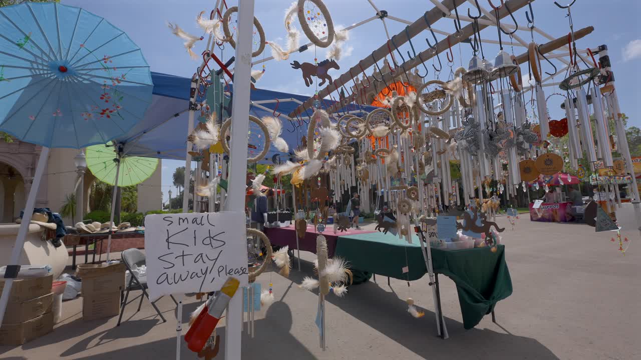 캘리포니아 발보아 공원의 가판대에서 판매되는 바람 종소리와 꿈의 포수