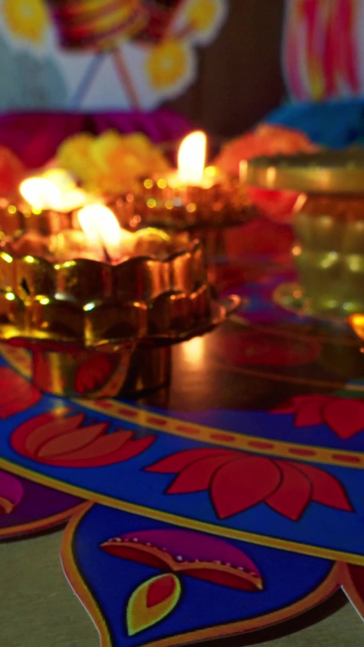 Lampade a olio diya accese che celebrano il festival Diwali