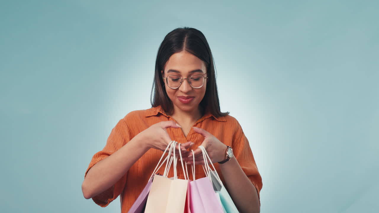 mujer feliz, bolsas de compras