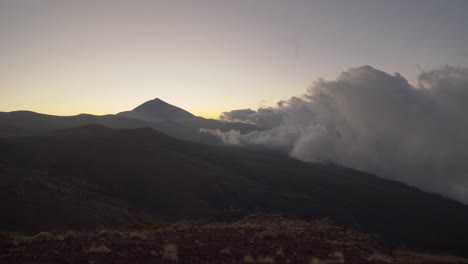 Abendlandschaft-Mit-Bergen-Neben-Den-Wolken-Teneriffa-Szene